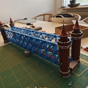 Den Blå Bro - Gitterbro med Tårne – H0 1:87 – Til Märklin C- og Trix C-skinner