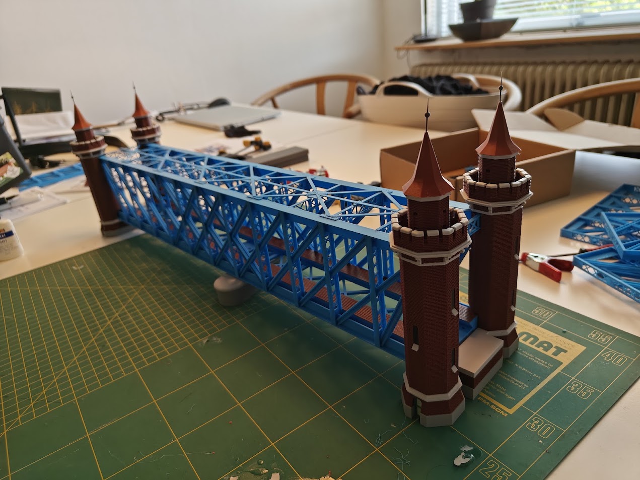 Den Blå Bro - Gitterbro med Tårne – H0 1:87 – Til Märklin C- og Trix C-skinner